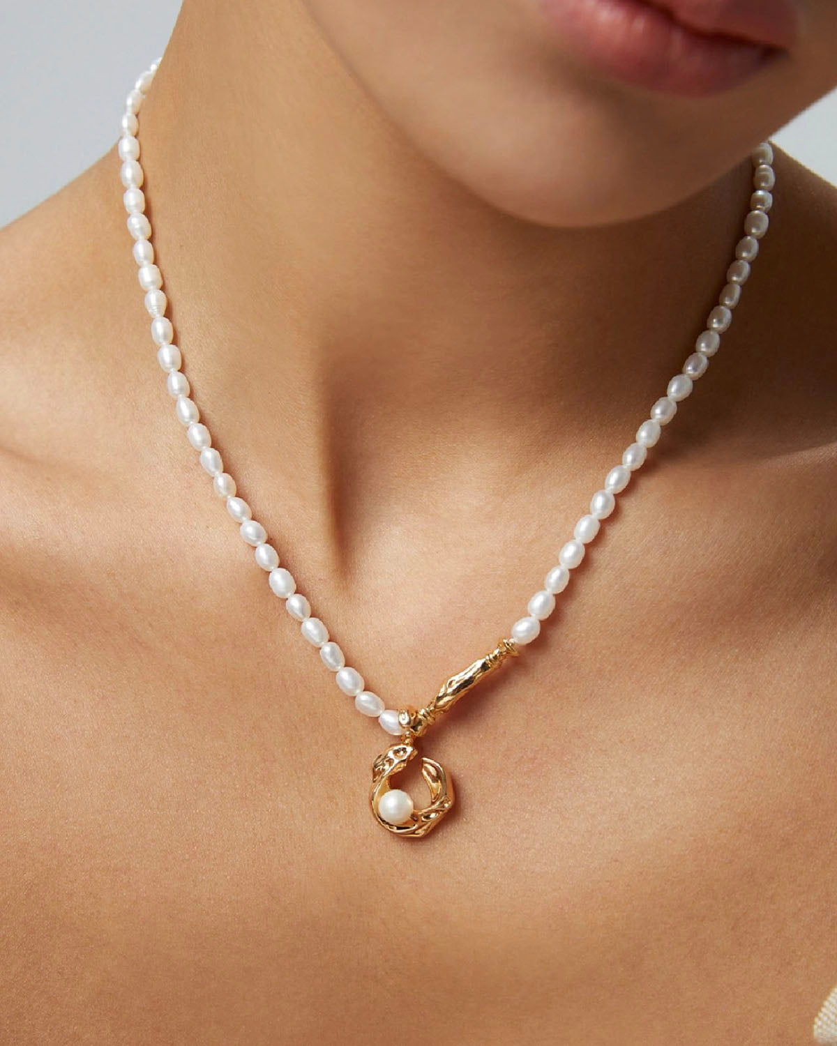 Molten Pendant Pearl Necklace