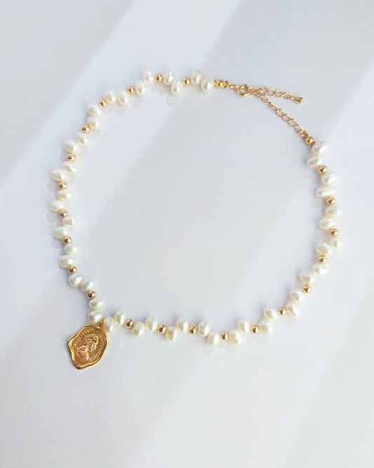 Queen Coin Pendant Pearl Beaded Necklace